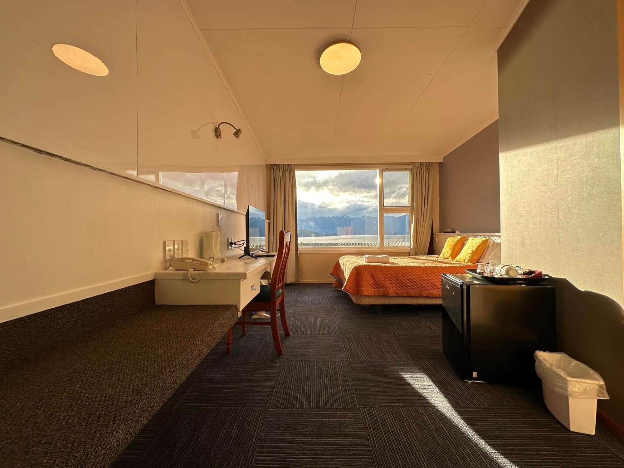 Te Anau Manapouri Lake Hotel Exterior photo
