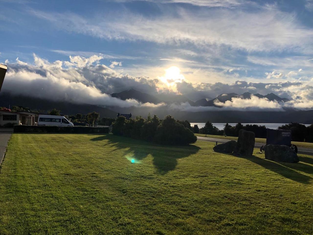 Te Anau Manapouri Lake Hotel Exterior photo