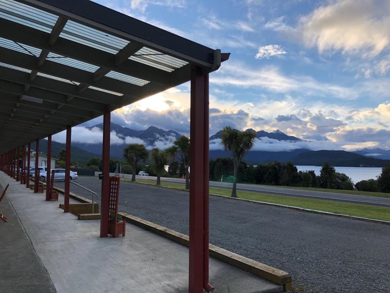 Te Anau Manapouri Lake Hotel Exterior photo