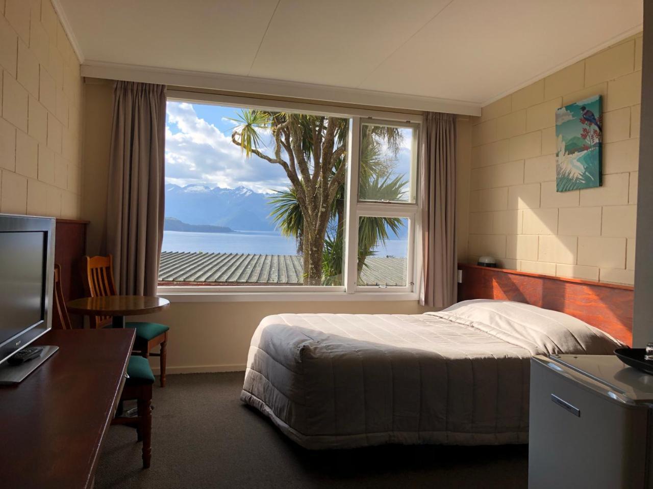 Te Anau Manapouri Lake Hotel Exterior photo
