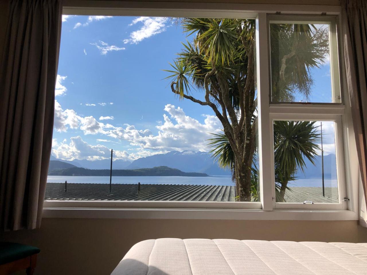 Te Anau Manapouri Lake Hotel Exterior photo