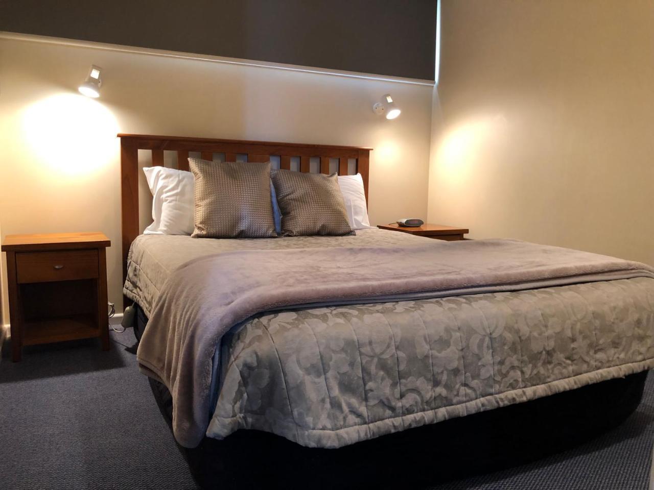 Te Anau Manapouri Lake Hotel Exterior photo