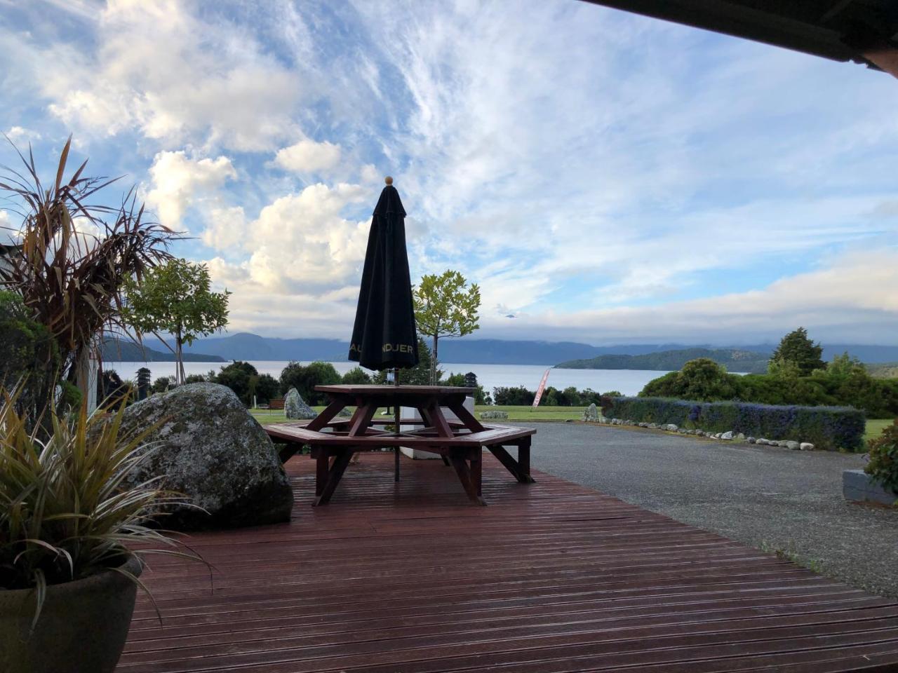 Te Anau Manapouri Lake Hotel Exterior photo