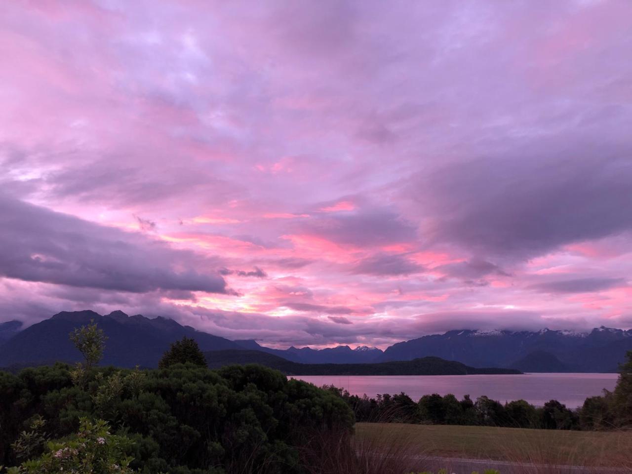 Te Anau Manapouri Lake Hotel Exterior photo