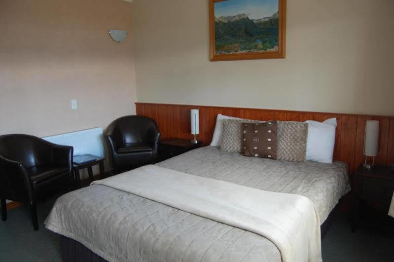 Te Anau Manapouri Lake Hotel Exterior photo